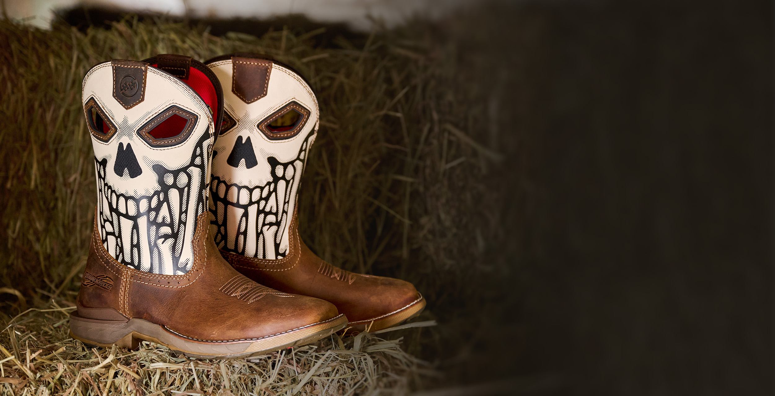 Bota Host Limited con estampado de calavera.